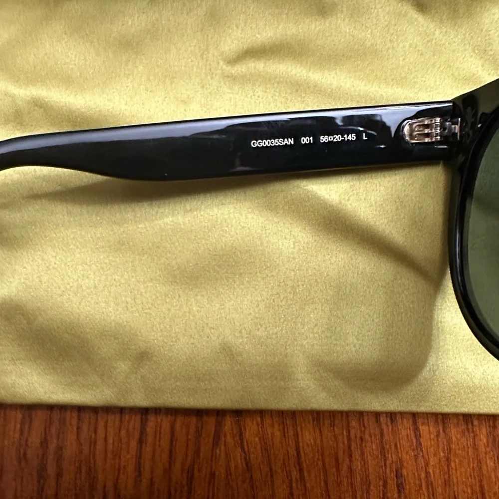 ⭐️New Gucci Black Framed Sunglasses, Grey Lenses, Velvet case, Satin pouch. - Picture 2 of 9